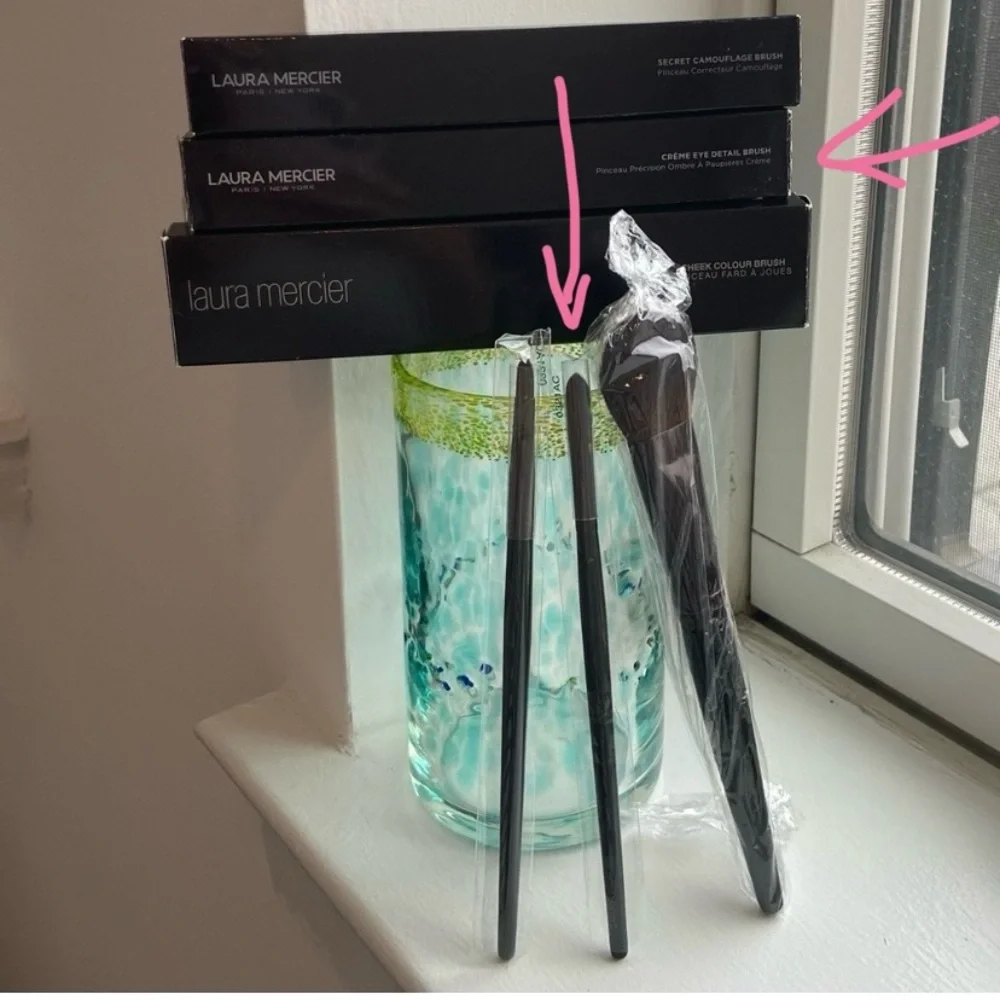 Laura Mercier Brush “Crème Eye Detail” Brush - NWT in box
